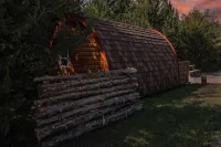 Cute European Bungalow Cabin w/Hot Tub. 1 Double Bed