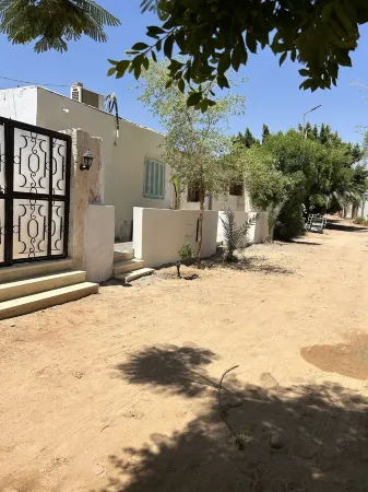 2 min walk to the Sea / shared garden with sky view ,Wi-Fi , pet friendly