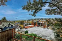 Lovely condo overlooking the Fremont Bridge Hotel a Seattle