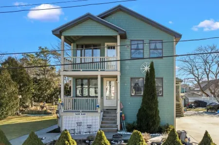 "Tide Vibes" at Ferry Beach - a 4 Bed/3 Bath Spacious Retreat for 13!