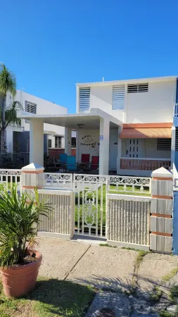 Koral de Alejandro Beach House-Walking distance to beach, town and Fun! Charming