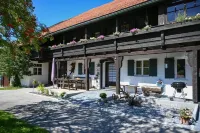 Modern farmhouse for 10 people Hotels in Nesselwang