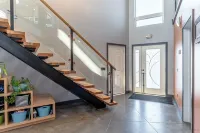 Cozy Northern lights retreat in Niven Lake w/ stunning lake views