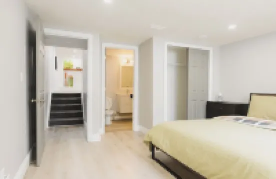 The Hanna Home- Inground Pool โรงแรมในซาร์เนีย