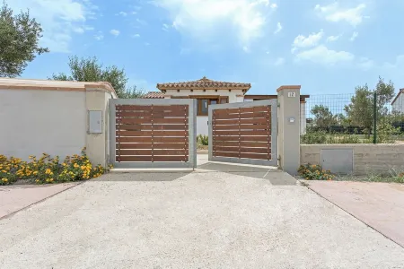 Accogliente Villetta a 350 Metri Dalla Bellissima Spiaggia di Foxi Manna