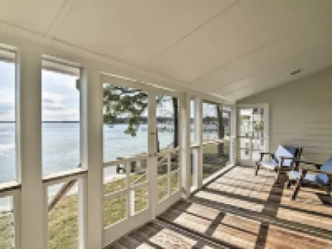 Charming Beach Cottage on Fishing Bay โรงแรมในMiddlesex County