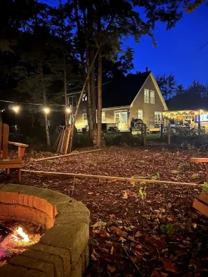 Charming private 3-bedroom on 3 acres in Sebago, Pool, Hot Tub, Large Firepit