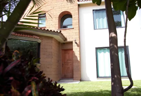 Harmony, relaxation, fresh air, natural light,  and colonial luxury. Отели в г. Сочитепек