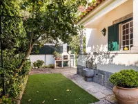 Charm Villa in Parede, few meters from the Beach. Beautiful garden with Jacuzzi Hotel a Parede