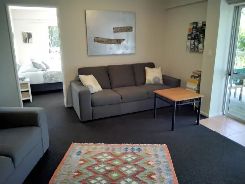 Two minutes from famous Raglan surf beaches. Access to bush track. Dogs welcome.