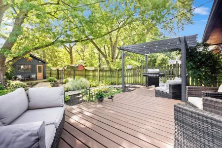 Charming renovated 2-bedroom home & study-Perfect for Big 10 Championship Dec 6!