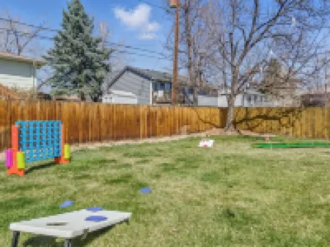 Spacious 4BD - Backyard BBQ, Fire Pit & Mini Golf Hotels in Arvada