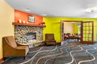 Econo Lodge Inn & Suites - parking