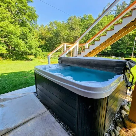 Cozy cabin >> Hottub, WiFi, AC. Easy access to outdoors activities year around Отели в г. Аддисон