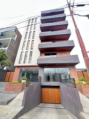 Luxury apartment/3 Beths/3 Queen Beds 2 1/2 Baths Hotels in 