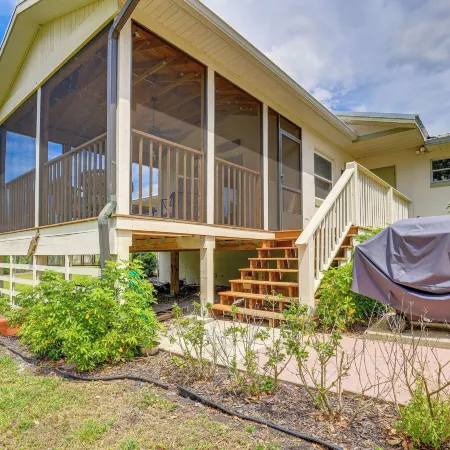 Private and Picturesque Escape on Lake Henry!