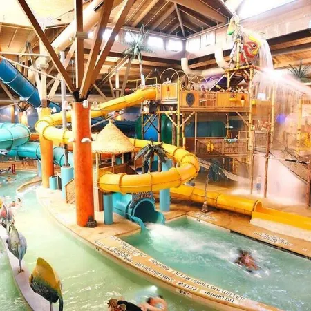 Stunning! Pocono Escape! HotTub Sauna Pool Ski Pet-Friendly Fireplace Fishing