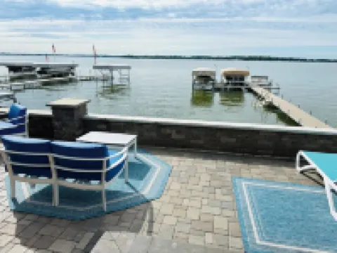 Remodeled 5Bed-3Bath up to 14 Family Members on the Lake. Give Them the Best!