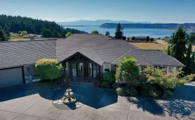 Indoor swim spa/hot tub with Bay View & Vineyard Hotels in der Nähe von Whidbey Island
