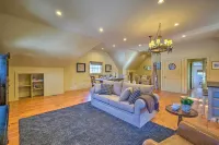Luxe 'Green Barn' Near Skiing w/ Mt Equinox Views! - Апартаменты