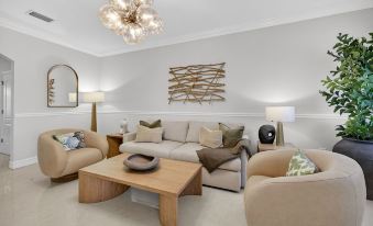 Daisy Townhouse  Steps from The Beach