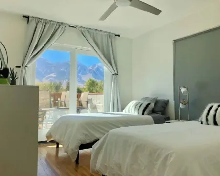 >>MAGICAL property on 5 acres in the Alabama Hills ローン・パインのホテル