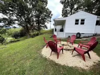 Blue Ridge Mountain Cottage close to everything Asheville has to offer.
