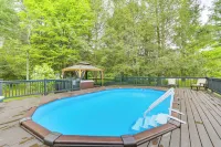 Game Room and Yard Greentown Home Near State Park - piscine