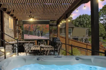Lakefront Getaway w/Kayaks, Movies from Hot Tub
