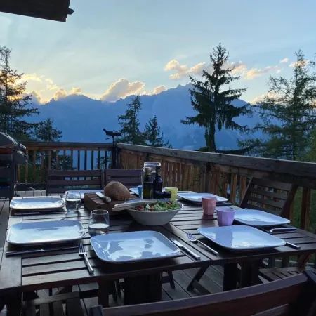 Tranquil chalet with balcony
