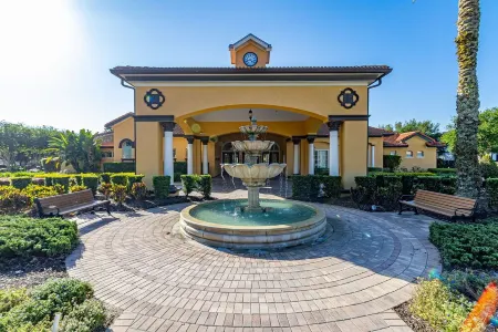 Stunning 6 bed Home with Private Pool Overlooking Quiet Conservation Area