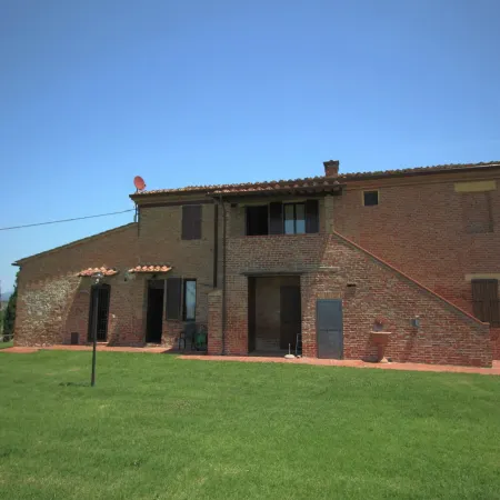 Spacious Tuscan Farmhouse