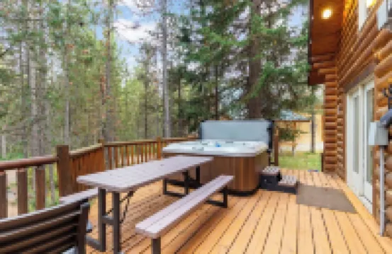 30 minutes to Yellowstone Stillwood Cabin Retreat with Hot Tub and Fire Table
