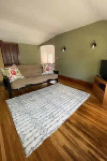 Cozy, Quaint, entire 1 Bedroom Apt.
