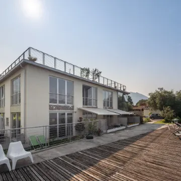 Lakefront Retreat with Garden