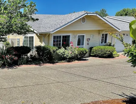 WARM AND INVITING, PEACEFUL No steps, Wide doorways , Recliner, Garage