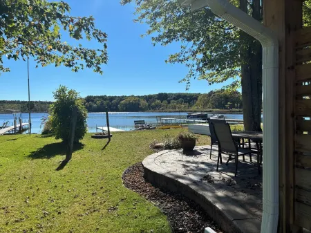 Enjoy the Lake Life, Beautiful Beach, Great for Fishing, Swimming and Boating!!!