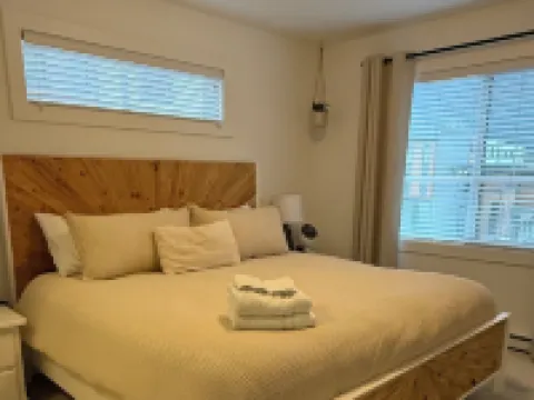 Stylish 3 bedroom townhome with rooftop patio Hotels in Squamish