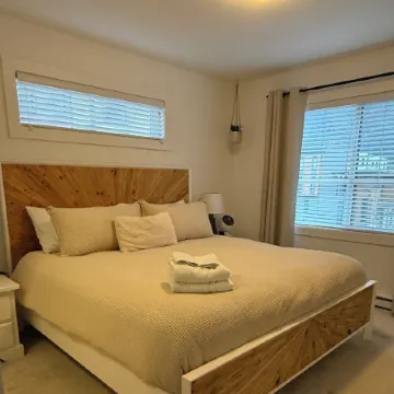 Stylish 3 bedroom townhome with rooftop patio