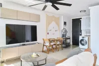 Walk to Beach & Restaurants 1Br w/City Views