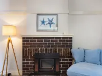Chic Apartment with Sun Lounge Near Manly Beach
