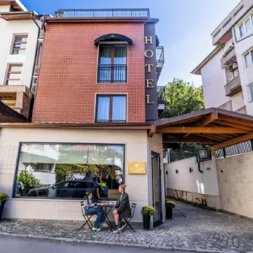 Acacia Hotel