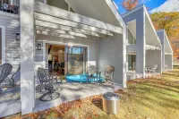 Steps to Lake Tanglwood: Tranquil Wooded Retreat - de charme
