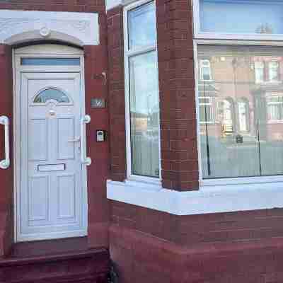4 Bed House - Sleeps 10 - Garden - Parking - Wifi Hotel Exterior