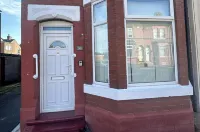 4 Bed House - Sleeps 10 - Garden - Parking - Wifi