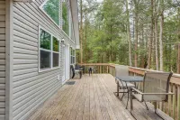 Lakefront Poconos Cabin w/ Deck & Game Room - Homestays