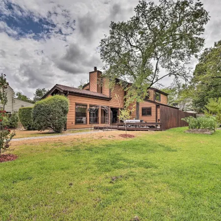 Bryan Home w/ Deck & Yard ~ 4 Mi to Texas A & M!