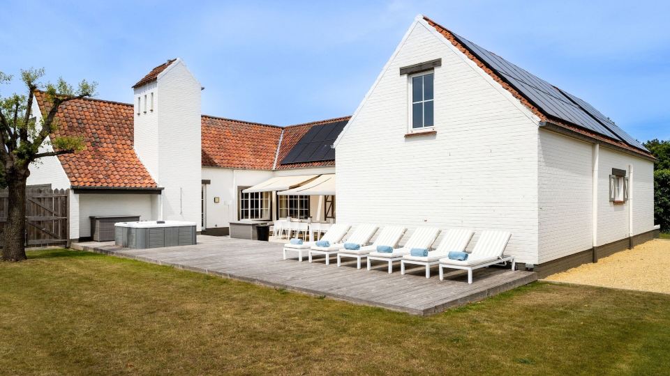 Luxury Villa in Sint-Idesbald with Hot Tub