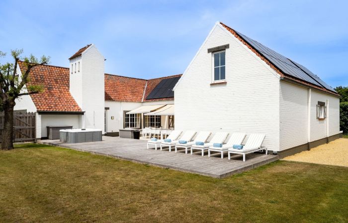 Luxury Villa in Sint-Idesbald with Hot Tub
