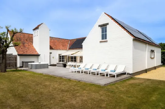 Luxury Villa in Sint-Idesbald with Hot Tub